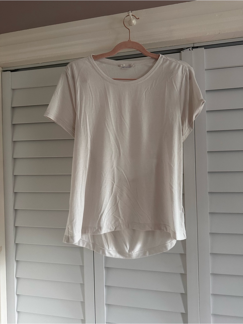 Athleta Short Sleeve Crew Neck Tee in Light Cream Open Back